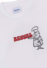Camiseta de algodón blanca con un gráfico en negro y rojo de un chef sosteniendo un cartel que dice "BESSEL" en letras grandes.