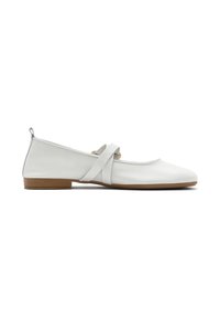 Scarpe flat in pelle bianca con punta arrotondata, caratterizzate da un disegno incrociato e un tacco basso. La suola è marrone con un motivo texture.