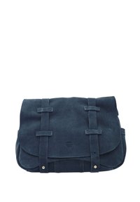 Sac bandoulière en daim bleu marine avec rabat et deux sangles verticales fixées par des clous en métal à l'avant.