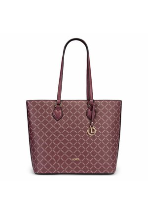 Bordeauxfarbene Tote-Bag mit gemustertem Markenlogo-Print, zwei Schulterriemen und einem runden goldenen Markenanhänger, der an einem Riemen hängt.
