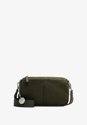 Oliven grøn crossbody taske med en glat stoffinish, justerbar rem, sølvhardware og diskrete syningsdetaljer. Lynlåslukning.