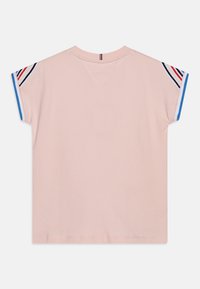 Tommy Hilfiger SHOULDER STRIPE DETAIL TEE - Triko s potiskem - whimsy pink