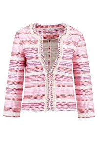 Różowo-biała kurtka z teksturowanym, tkanym wzorem, z kołnierzem o falistym kształcie, zapięciem na guziki i długimi rękawami.