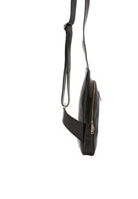 Borsa a tracolla nera in pelle con un design slim, tracolla regolabile e dettagli in zip dorati. Texture liscia con hardware minimale.