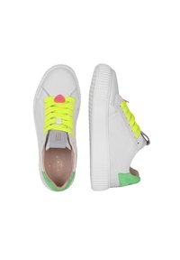 Sneaker bianche in pelle con lacci giallo neon, dettaglio a cuore rosa e tallone in suede verde; suola in gomma con grip testurizzato.