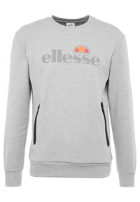 Sudadera gris hecha de un material suave. Cuenta con un cuello redondo, mangas largas y dos bolsillos laterales con cremallera. Lleva el logo "ellesse" con un acento naranja.