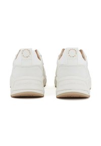 Sneaker bianche con finitura testurizzata, dettagli color cammello e marchio in rilievo sul tallone. Suole spesse e imbottite per un supporto ottimale.