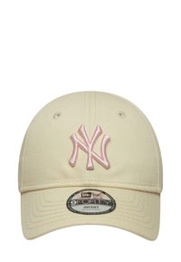 Beige Kappe mit verstellbarem Schnitt, mit einem gebogenen Schirm und gesticktem pinkem "NY"-Logo auf der Vorderseite. Aus strapazierfähigem Stoff mit Nähdetails gefertigt.