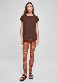 Urban Classics EXTENDED SHOULDER - Camiseta básica - brown