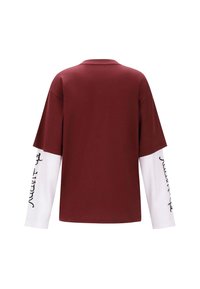 Burgundowa koszulka z krótkim rękawem i białymi długimi rękawami, z czarnym napisem na lewym nadgarstku. Wykonana z miękkiej mieszanki bawełny, z estetycznym wykończeniem u dołu.