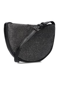 Zwarte leren schoudertas met een gebogen vorm, voorzien van een studded patroon en een verstelbare schouderband. Glad textuur met metalen accenten.