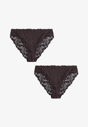Twee paar donkerpaarse kanten bikini-achtige damesonderbroeken met bloemenpatronen en geschulpte randen op een witte achtergrond.