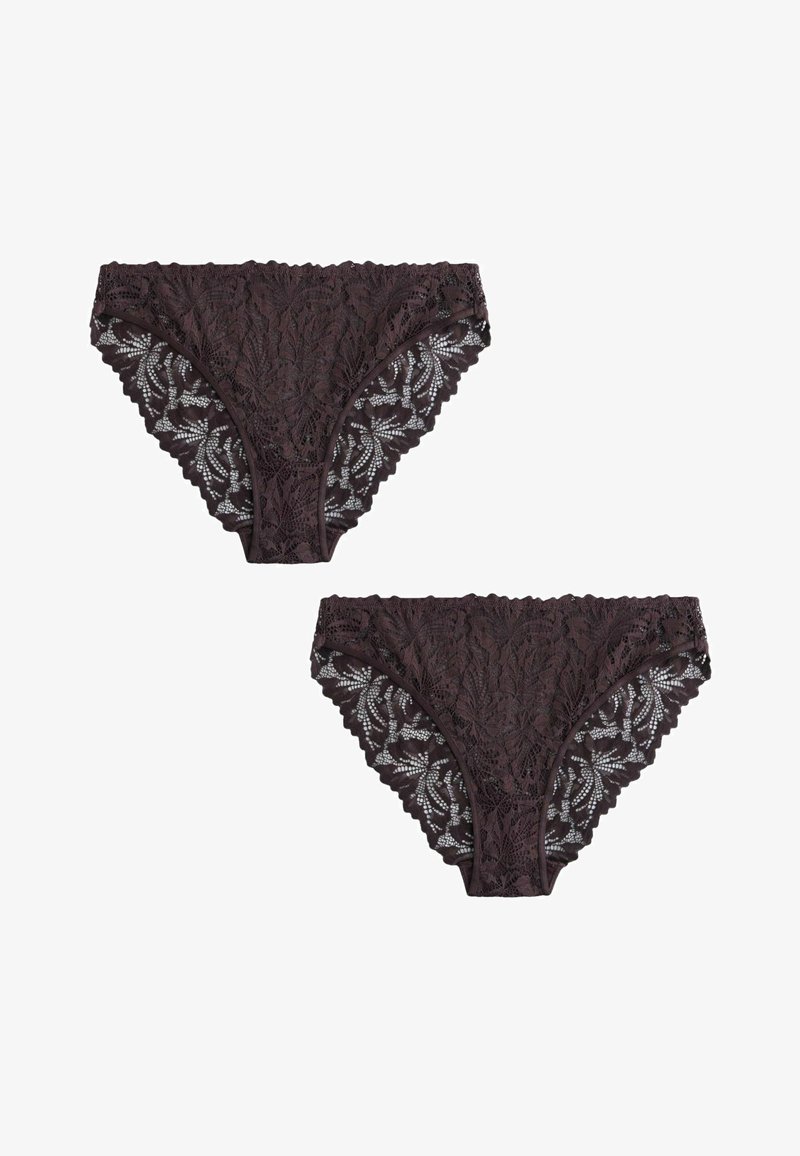To par mørkelilla blonder bikini-style dameundertøj med blomstermønstre og bølgede kanter på en hvid baggrund.