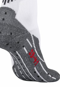 Calcetín gris y blanco con una superficie texturizada, que presenta marcas de tamaño rojas (39-41) y un patrón de agarre con puntos en la parte inferior.