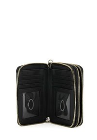 Portafoglio in pelle nera con chiusura a zip, dotato di numerosi scomparti per carte e due tasche trasparenti per documenti, rifinito con dettagli in metallo dorato.