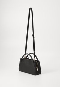 Borsa nera con superficie texturizzata, doppi manici superiori, una lunga tracolla regolabile e chiusura con zip. Dettagli in tono oro.