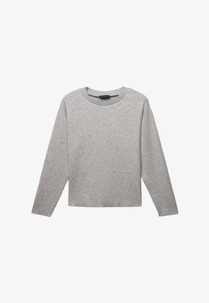 Pull-over gris à manches longues en matière tricotée douce. Il présente un col rond et une coupe décontractée, avec des accents côtelés au niveau du col.