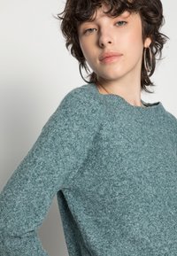 Vero Moda VMDOFFY O NECK BLOUSE - Camisola - sea mossdetail/white melange