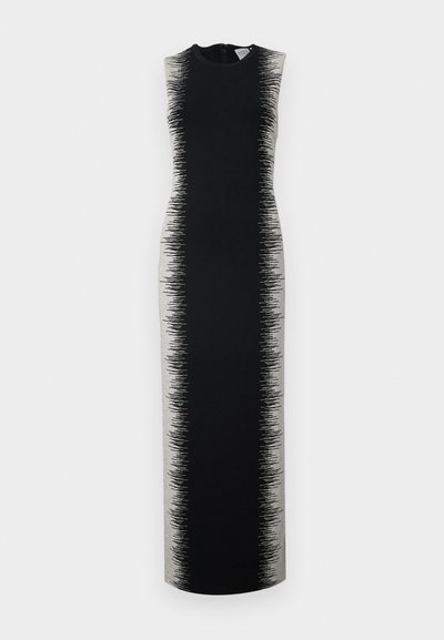 Robe sans manches noire avec une silhouette longue et épurée présentant un motif dégradé gris passant d'une teinte unie à une texture.