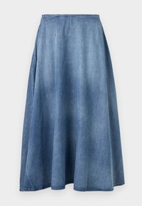 Μπλε φούστα από τζιν σε σχήμα A με ελαφρά ξεθώριασμα και μικρές κόκκινες κλωστές κοντά στη μέση, σε απλό λευκό φόντο.