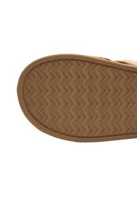 Suela de goma marrón con un patrón texturizado en forma de zigzag, con borde redondeado y lados lisos. Ideal para agarre y comodidad.