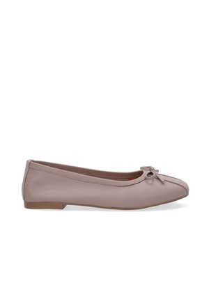Ballet flats in light taupe leather, rounded toe, small bow detail on the front, low brown heel, smooth texture, minimalistic design.