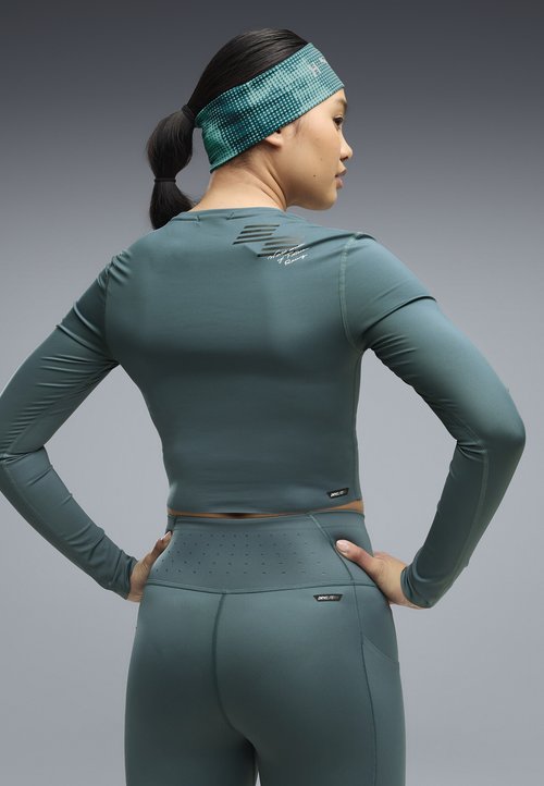 PUMA W X HYROX PWRMODE CROPPED LS - Long-sleeved top - herb garden — photo 3