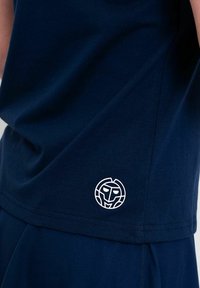 BIDI BADU NEW YORK CHILL  - Camiseta estampada - dark blue rot blau