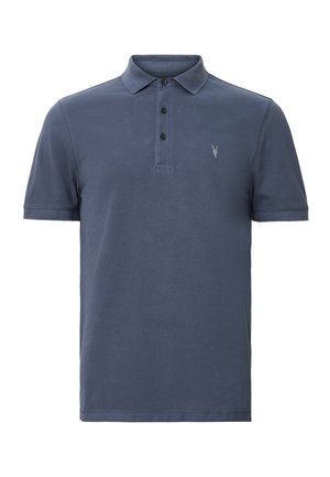 Marinblå bomullspolo med krage, tre knappslå och en liten broderad logotyp på vänster bröst. Korta ärmar.