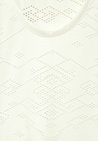 Valkoinen tankkitoppi, jossa on teksturoitu kangas, jossa on geometrinen kuvio kolmioista ja pisteistä. Pyöreä pääntie, jossa on hienovarainen raidoitus.