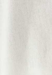 Tessuto bianco con una trama fine e strutturata, che mostra un colore chiaro e naturale con sottili variazioni e un aspetto morbido e delicato.