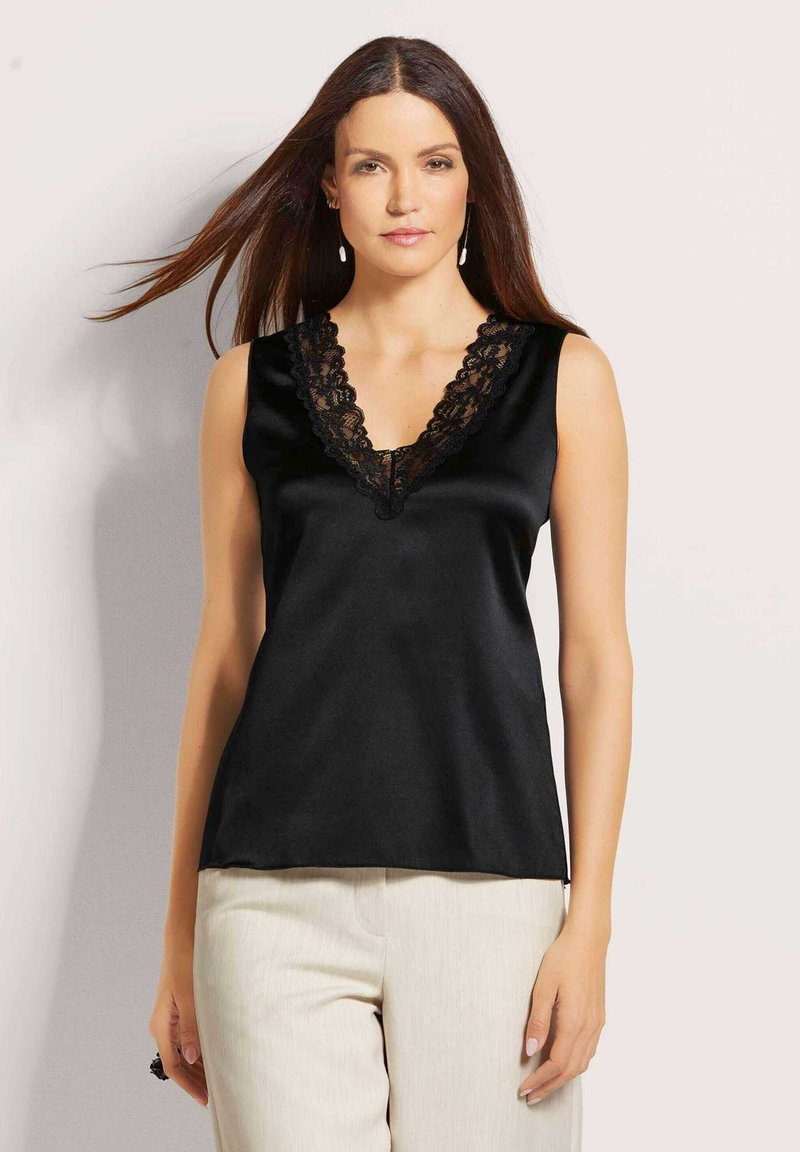 Zwarte satijnen mouwloze top met een V-hals, versierd met ingewikkelde zwarte kanten details. Gladde textuur; aansluitende silhouet.