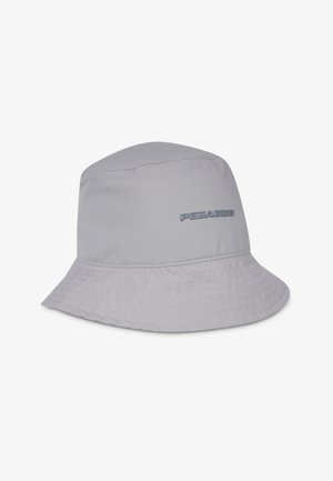 Pălărie de tip bucket, de culoare gri deschis, confecționată dintr-un material moale, având o margine largă, detalii cusute și logo-ul "PEGADOR" într-o nuanță mai închisă.