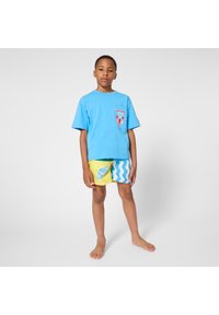 T-shirt bleu avec un motif de homard sur la poitrine ; short de bain jaune avec motif de vagues bleues et motif de coquillage. Matière en coton doux.
