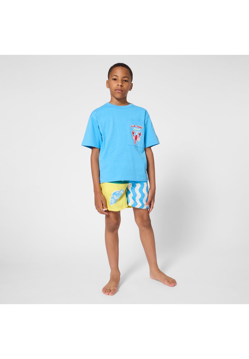 T-shirt bleu avec un motif de homard sur la poitrine ; short de bain jaune avec motif de vagues bleues et motif de coquillage. Matière en coton doux.