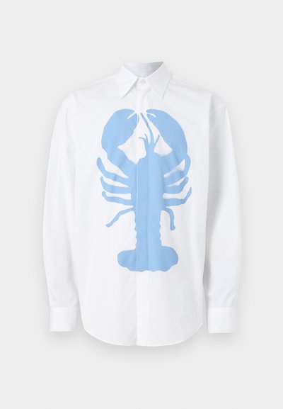 Maglietta bianca a maniche lunghe con una grande grafica di aragosta blu sul fronte. La maglietta ha un colletto classico e polsi con bottoni.
