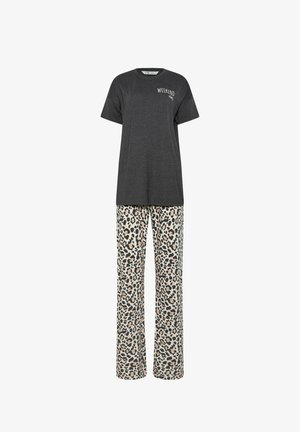 Ciemnoszary t-shirt z krótkim rękawem z napisem "WEEKEND" w połączeniu z beżowymi i czarnymi szerokimi spodniami w panterkę.