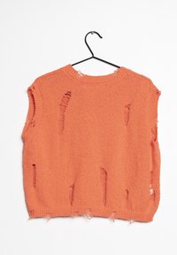 Ärmelloser, orangefarbener Strickpullover mit ausgefransten Kanten und mehreren zerschlissenen Details. Das Garn wirkt weich und zeigt unterschiedliche Texturen.