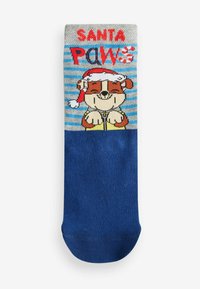 Calcetines azules con un perro de dibujos animados con un gorro de Navidad y un patrón a rayas, con el texto "SANTA PAWS" sobre un fondo gris.