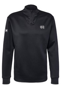Czarny sweter z wysokim kołnierzem, pół-zamkiem z przodu i długimi rękawami. Posiada małe białe logo na klatce piersiowej oraz literę "M" na rękawie.