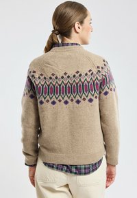 Brede gebreide cardigan in beige met een multicolor geometrisch patroon op de schouders. Heeft een ronde hals en geribbelde manchetten en onderrand.