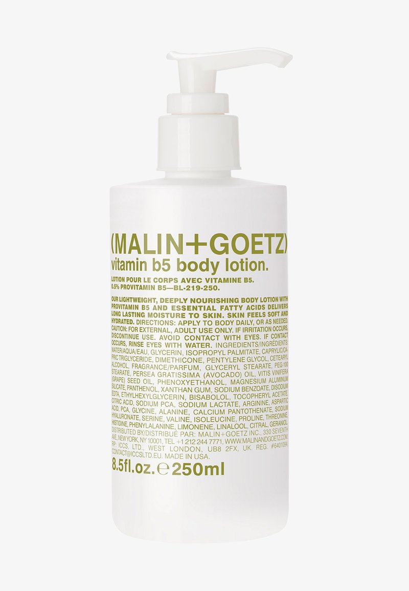 Weiße Kunststoffpumpflasche mit grünem Text; beschriftet als (MALIN+GOETZ) Vitamin B5 Körperlotion; 250 ml; mit einem Pumpspender oben.