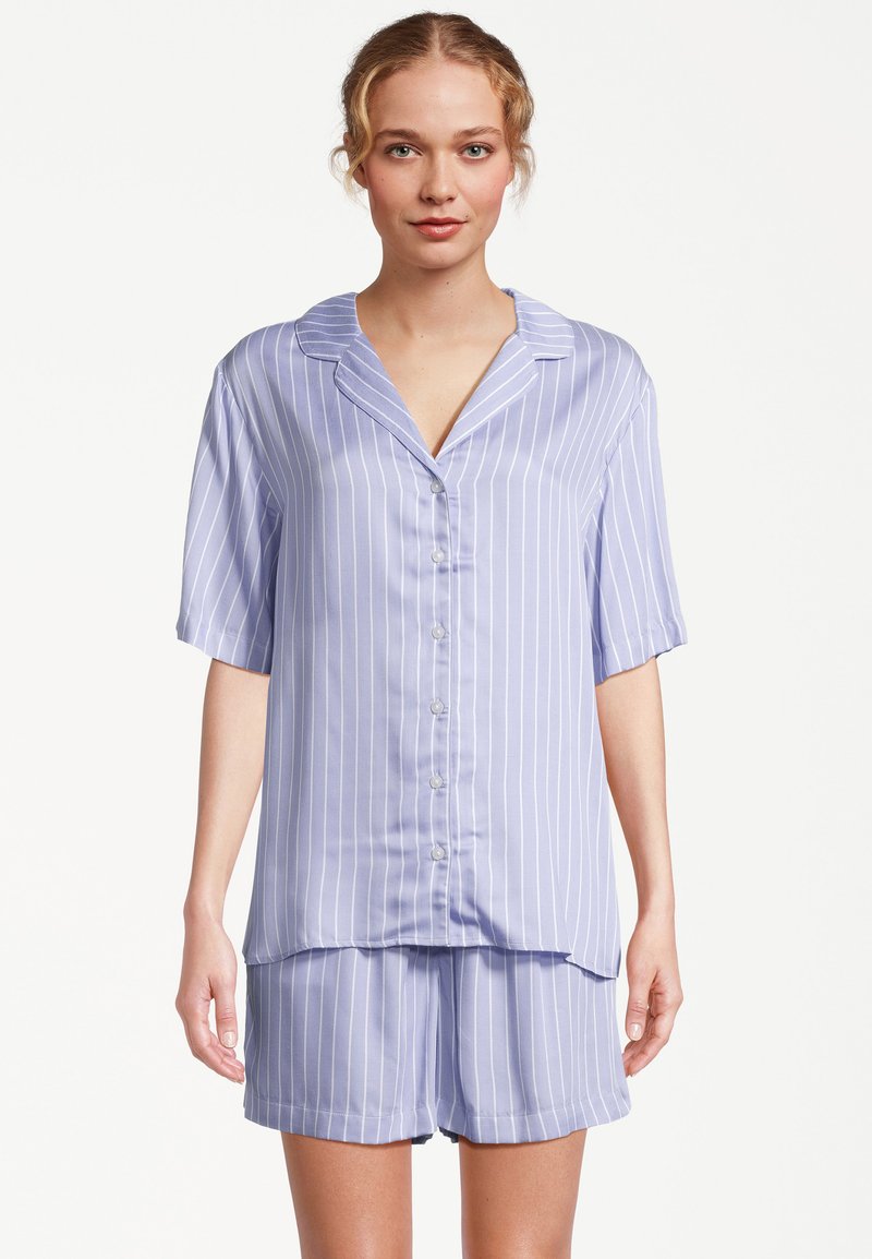 Ljuslila randig kortärmad pyjamaset bestående av en knäppbar topp med krockad krage och matchande shorts, tillverkad av mjukt tyg.