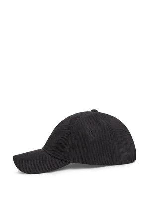 Schwarze Cord-Baseballkappe mit gebogenem Schirm und Knopf oben, von der Seite auf weißem Hintergrund gezeigt.