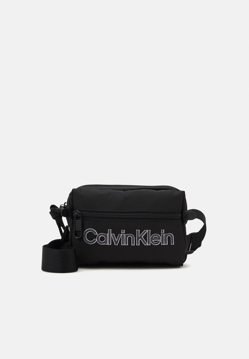 Calvin Klein CODE REPREVE CAMERA BAG Torba na ramię black/czarny