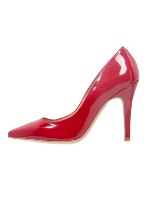 Røde lakerede højhælede pumps med spids tå og slank stiletto hæl. Glat tekstur og minimalistisk design med lavt skåret vrist.