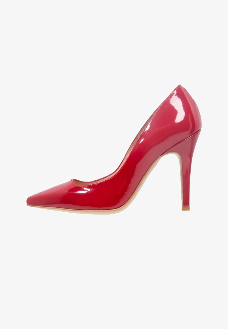 Pompe à talon aiguille en cuir verni rouge avec un bout pointu et un talon stiletto fin. Texture lisse et design minimal avec un décolleté bas.