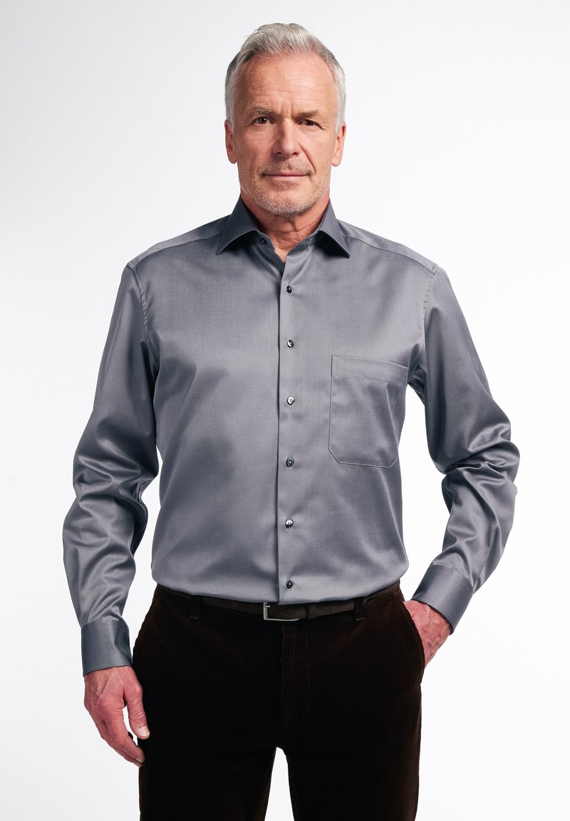 Grijze langemouwen shirt met een knop-down kraag, enkele borstzak en contrasterende knopen. Getextureerde stof met een gladde afwerking.