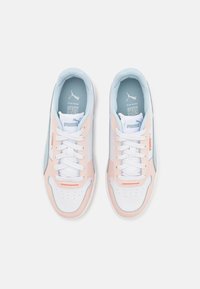Białe i pastelowo-różowe sneakersy z jasnoniebieskimi akcentami, z gładką skórzaną cholewką, zaokrąglonym noskiem i sznurowanym zapięciem.