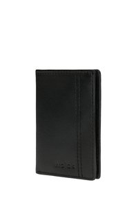 Černá kožená peněženka s hladkou texturou, svislým švem a vyraženým názvem značky na přední straně. Kompaktní a minimalistický design.